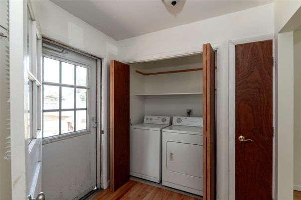 Interior, Utility Closets, Washer, Wood Texture Flooring