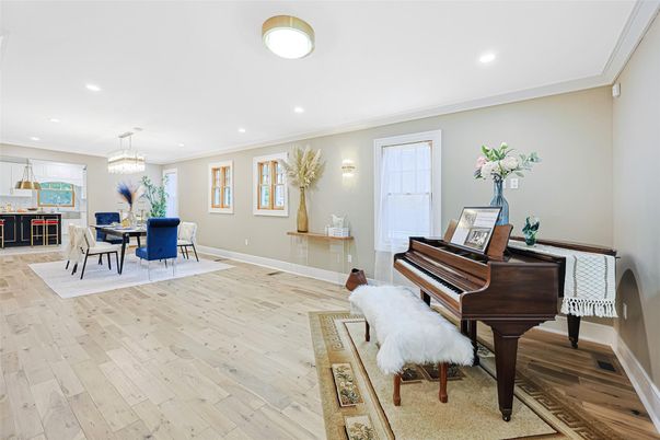 Chandelier, Dining room, Interior, Pendant Lights, Piano, Recessed Lighting, Wood Texture Flooring