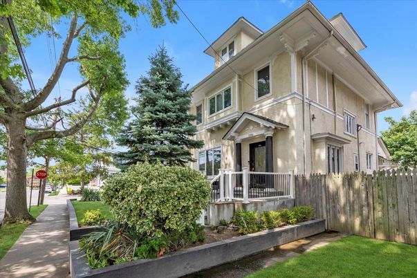 Exterior, Facade, American Foursquare