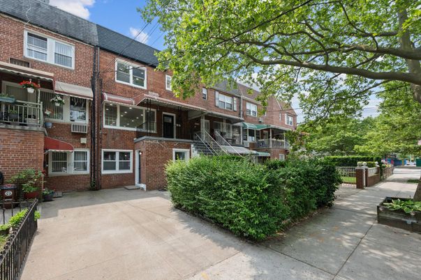 Exterior, Facade, Brick Facade, Rowhouse