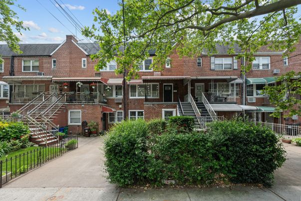 Exterior, Facade, Brick Facade, Rowhouse