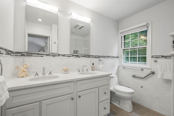 Bathroom, Dual Sink Vanities, Interior, Recessed Lighting