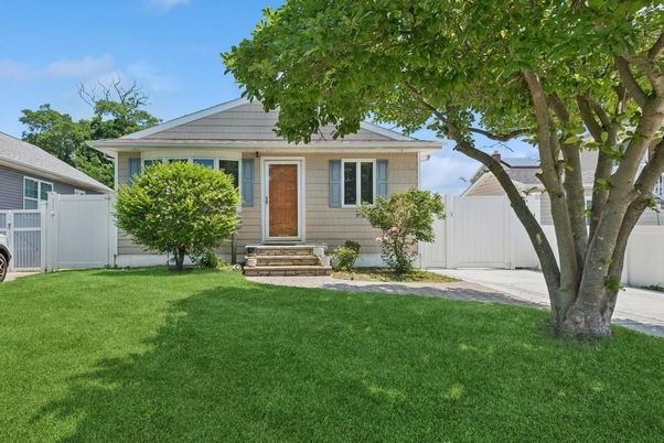 Exterior, Facade, Ranch