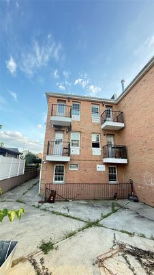 Exterior, Facade, Brick Facade, Rowhouse