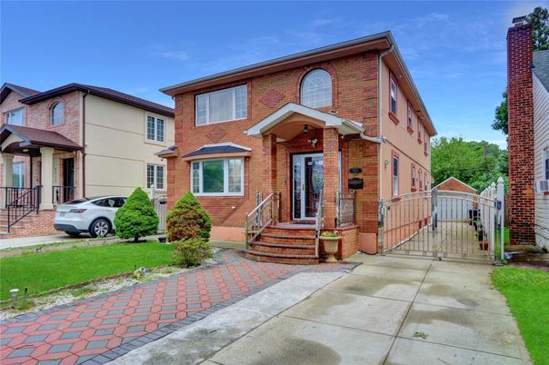Exterior, Facade, Brick Facade, Rowhouse