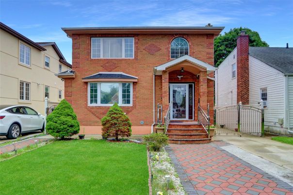 Exterior, Facade, Brick Facade, Rowhouse