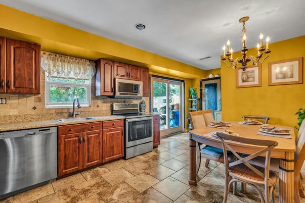Chandelier, Dining room, Interior, Kitchen, Recessed Lighting, Stainless Steel Appliances