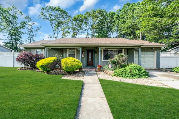 Attached, Exterior, Facade, Ranch