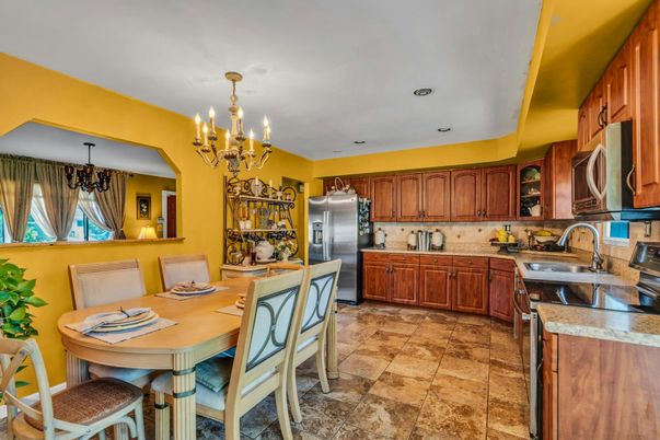 Chandelier, Dining room, Interior, Kitchen, Recessed Lighting, Stainless Steel Appliances