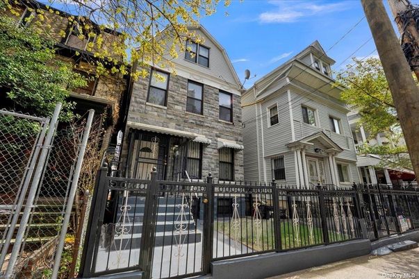 Exterior, Facade, Rowhouse