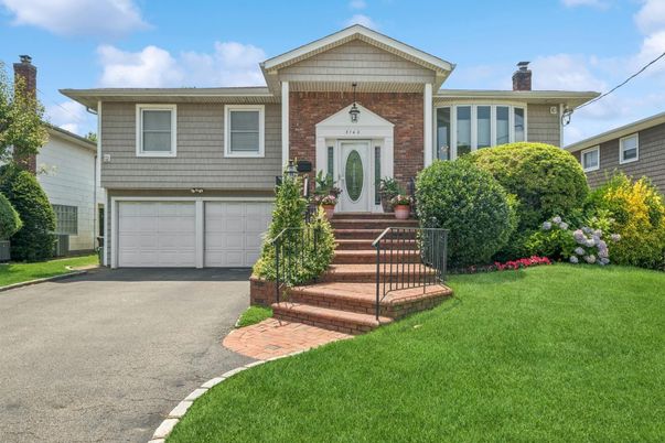 Attached, Exterior, Facade, Brick Facade, Raised Ranch