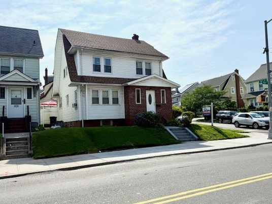 Exterior, Facade, Brick Facade, Queen Anne Victorian