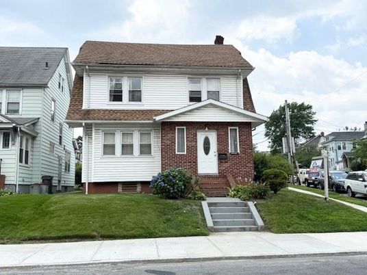 Exterior, Facade, Brick Facade, American Foursquare