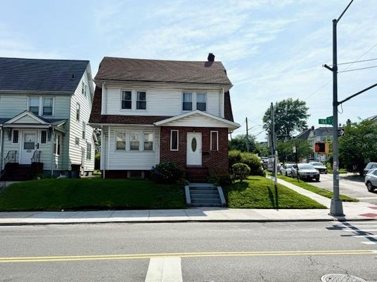 Exterior, Facade, Brick Facade, American Foursquare