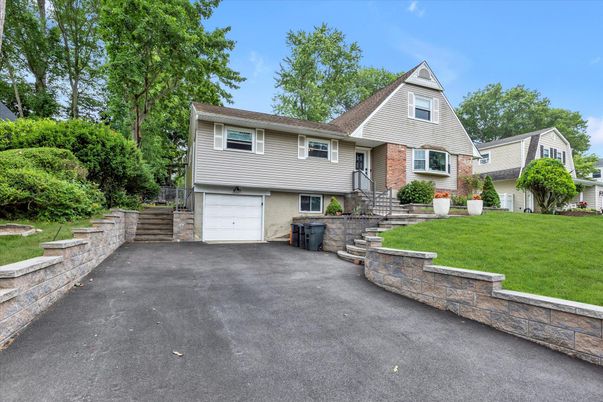 Attached, Exterior, Facade, Brick Facade, Split Level