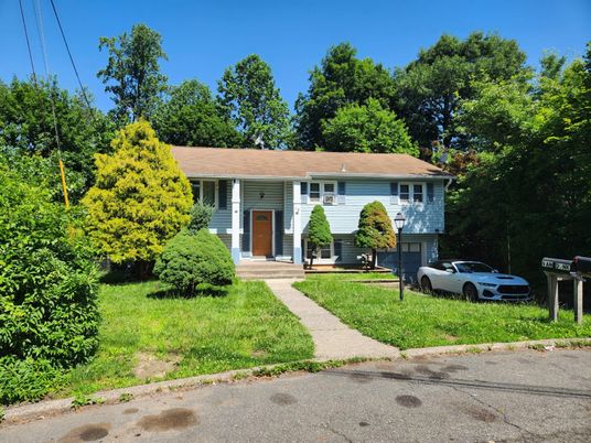 Attached, Exterior, Facade, Cape Cod