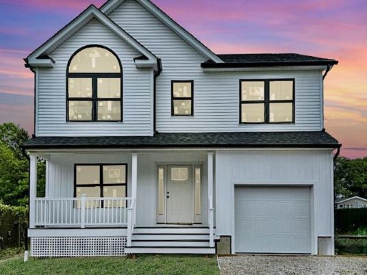 Attached, Exterior, Facade, Farmhouse