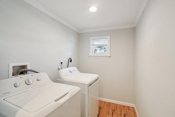 Interior, Recessed Lighting, Washer, Wood Texture Flooring