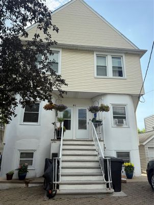 Exterior, Facade, Queen Anne Victorian