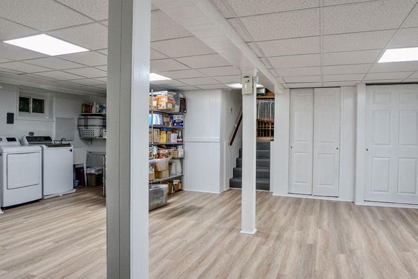Interior, Recessed Lighting, Washer, Wood Texture Flooring