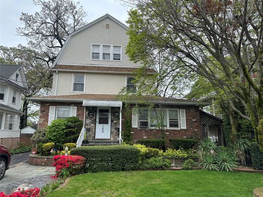Exterior, Facade, Brick Facade, Queen Anne Victorian