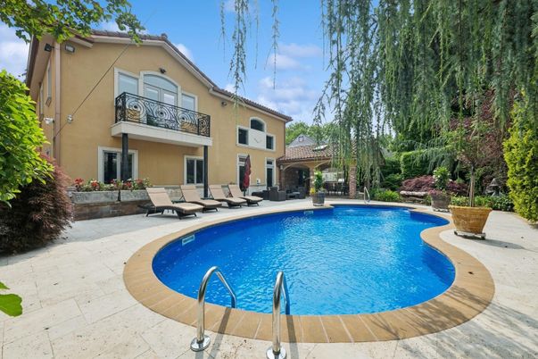 Exterior, Pool