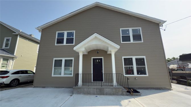 Exterior, Facade, Rowhouse