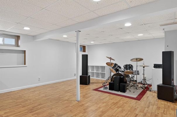 Fitness Equipment, Interior, Recessed Lighting, Wood Texture Flooring