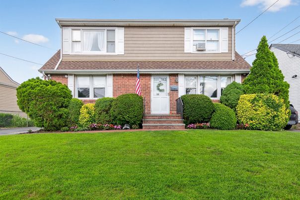 Exterior, Facade, Brick Facade, American Foursquare
