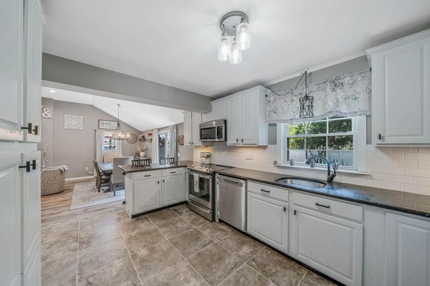 Chandelier, Dining room, Interior, Kitchen, Pendant Lights, Stainless Steel Appliances