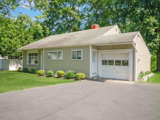 Attached, Exterior, Facade, Cape Cod