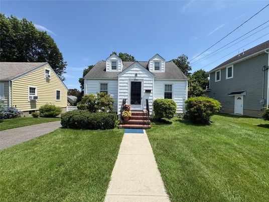 Exterior, Facade, Cape Cod