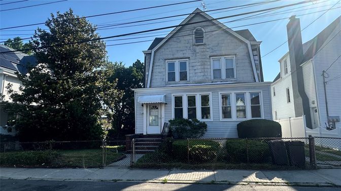 Exterior, Facade, Queen Anne Victorian