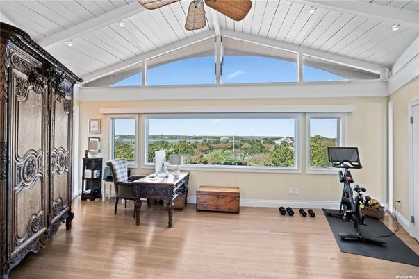 Fitness Equipment, Interior, Recessed Lighting, Wood Texture Flooring