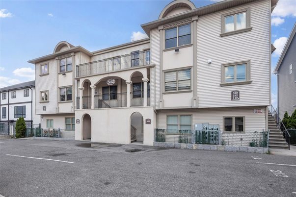 Exterior, Facade, Rowhouse