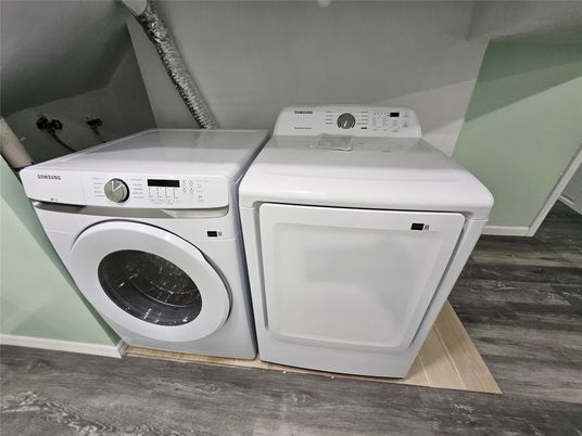 Interior, Utility Closets, Washer, Wood Texture Flooring