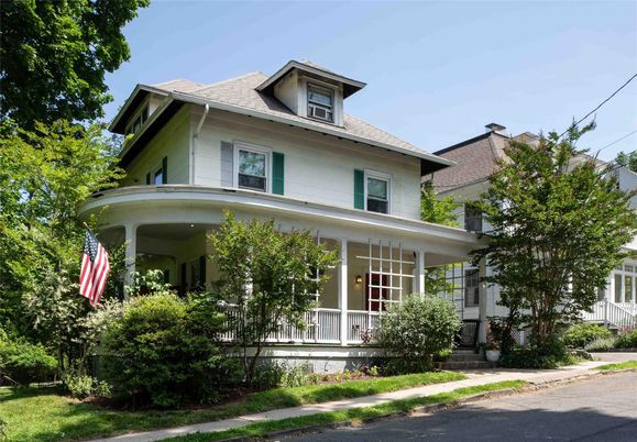 Exterior, Facade, American Foursquare