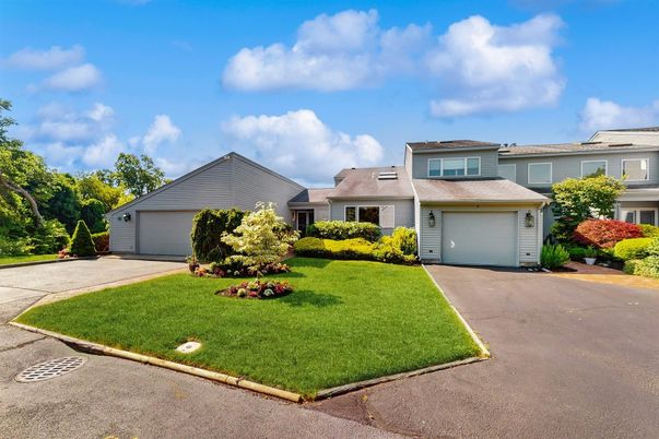 Attached, Exterior, Facade, Ranch