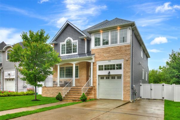 Attached, Exterior, Facade, Brick Traditional