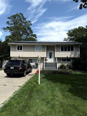 Exterior, Facade, Raised Ranch