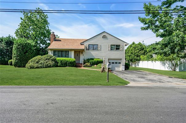 Attached, Exterior, Facade, Raised Ranch