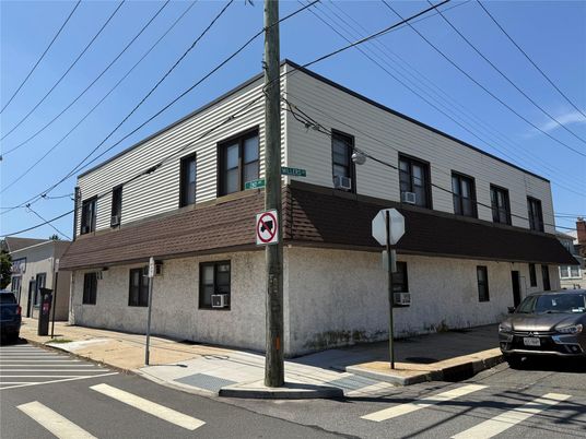Exterior, Facade, Rowhouse