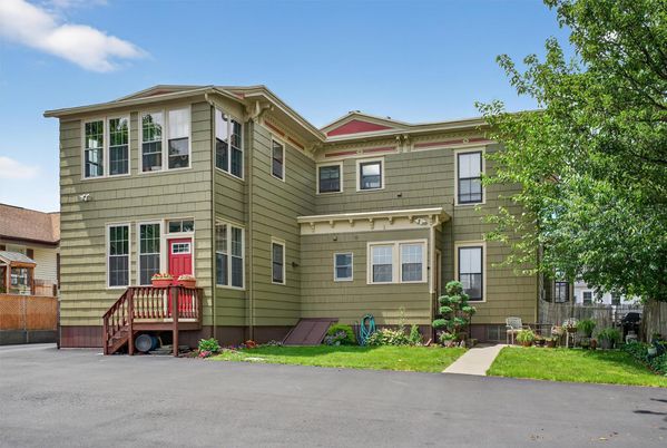 Exterior, Facade, Rowhouse