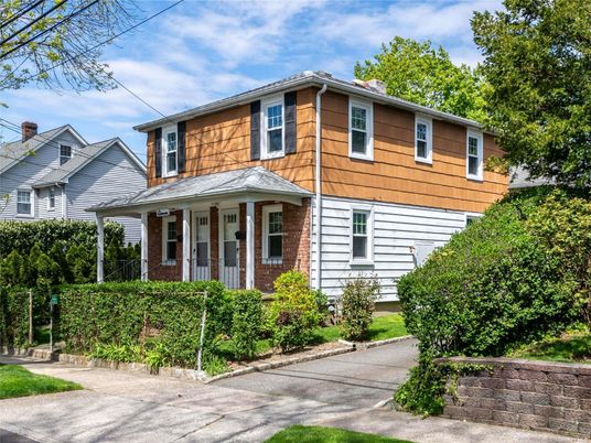 Exterior, Facade, Brick Facade, American Foursquare