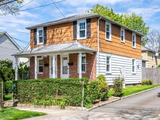 Exterior, Facade, Brick Facade, American Foursquare