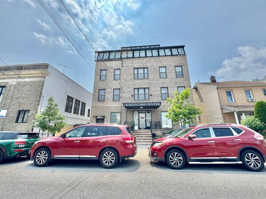 Exterior, Facade, Brick Facade, Rowhouse