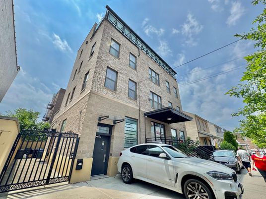 Exterior, Facade, Rowhouse