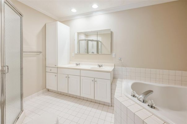 Bathroom, Dual Sink Vanities, Interior, Recessed Lighting