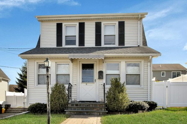 Exterior, Facade, American Foursquare