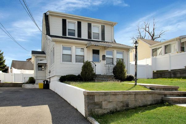 Exterior, Facade, American Foursquare